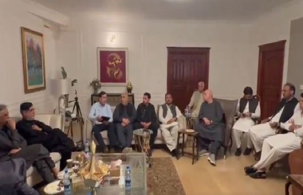 تحریک تحفظِ آئین پاکستان کا قائد حزب اختلاف محمود اچکزئی کی زیرِ صدارت اجلاس ہو رہا ہے