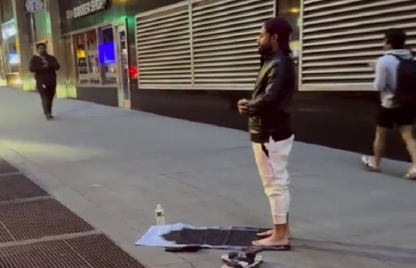 محمد رضوان کی امریکا میں سڑک پر نماز پڑھتے ہوئے ویڈیو سوشل میڈیا پر وائرل