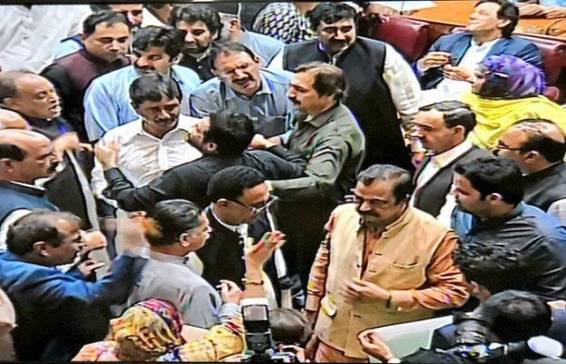  (ن) لیگ اور تحریک انصاف کےارکان میں ہنگامہ آرائی 