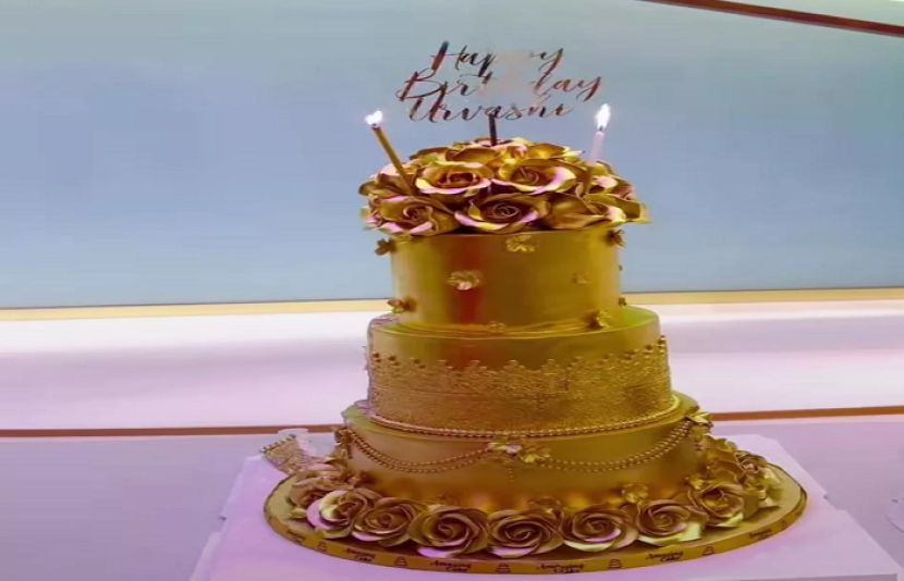 بھارتی اداکارہ و ماڈل اروشی روٹیلا نے سالگرہ پر 10 کروڑ کا سونے سے بنا کیک کاٹا
