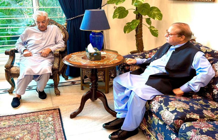 خواجہ آصف کی نواز شریف سے ملاقات، سیاسی صورتحال پر تبادلہ خیال