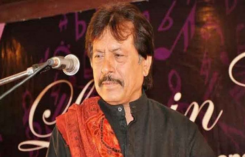 عالمی شہرت یافتہ گلوکار اور سرائیکی و پنجابی موسیقی کے بے تاج بادشاہ عطاء اللہ خان عیسیٰ خیلوی آج اپنی 74 سالگرہ منا رہے ہیں۔