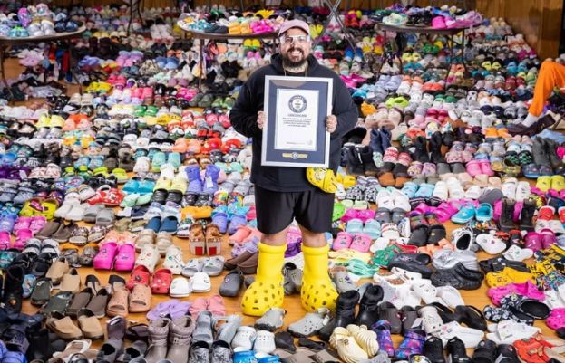 ڈوگی لش کے پاس کروکس نامی ربڑ کی چپلوں کے 3 ہزار 803 جوڑے موجود ہیں