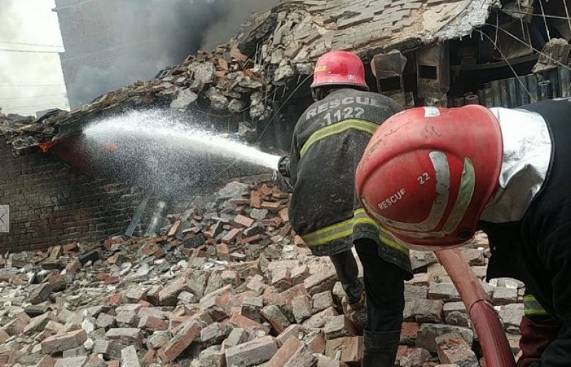 لاہور  میں آگ لگنے والی کیمیکل کے گودام کی عمارت گرگئی