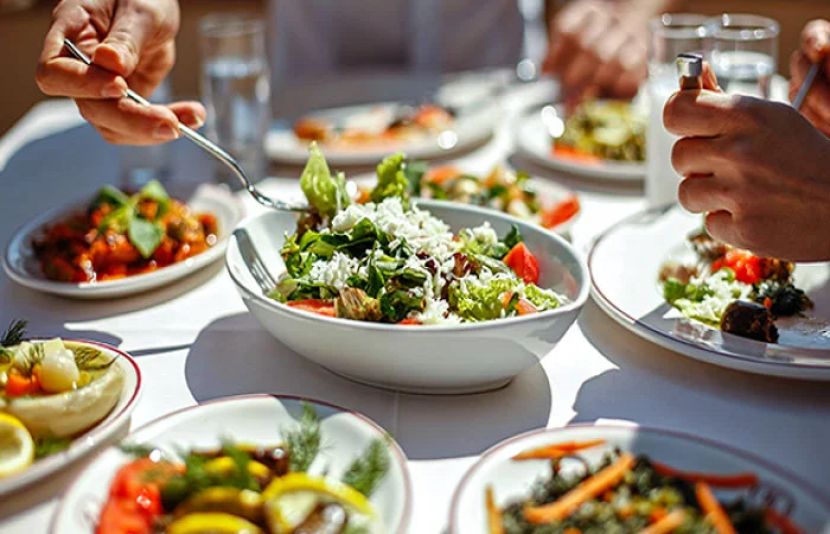 دن میں کتنی بار کھانا چاہیے؟ اس سے متعلق عوام میں کافی تذبذب پایا جاتا ہے