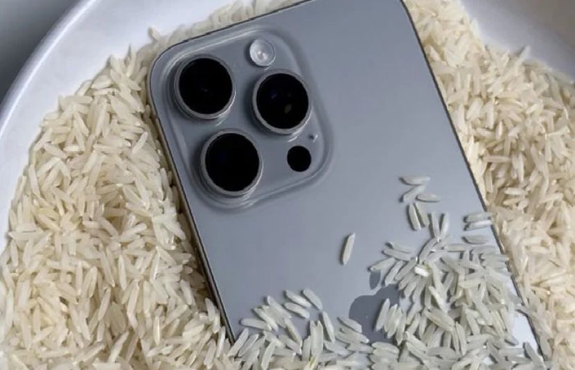  آئی فون کو پانی کے نقصان سے بچانے کیلئے چاولوں کے تھیلے میں ڈال کر سکھاتے ہیں تو اب سے ایپل کی تنبیہ پرایسا کرنا چھوڑ دیجیے