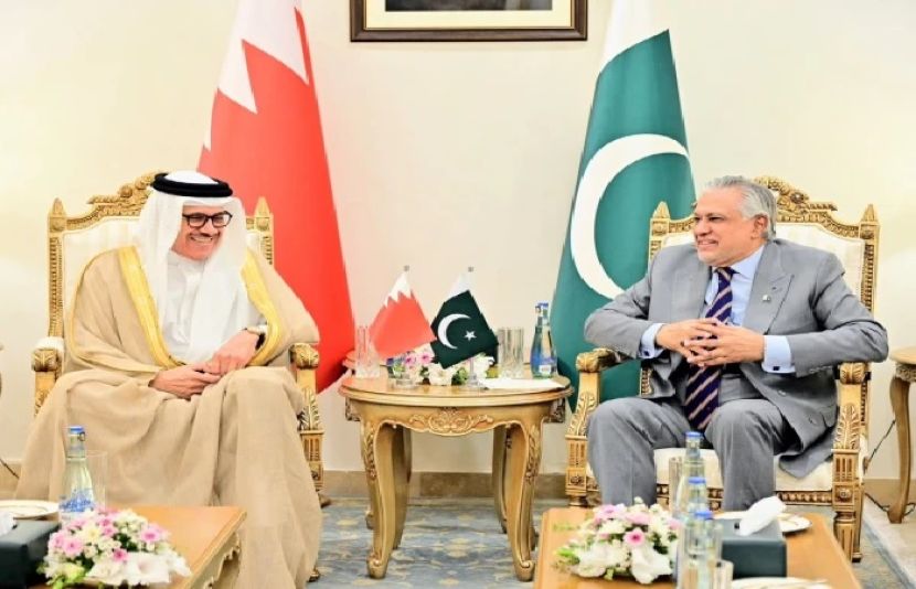 وزیر خارجہ اسحاق ڈار سے بحرینی ہم منصب اہم ملاقات کر رہے ہیں