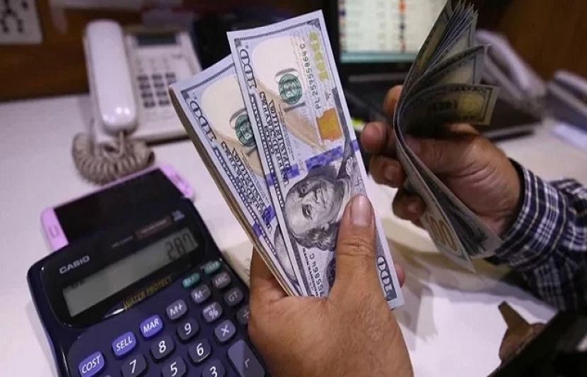 ملک بوستان کا کہنا تھا کہ ڈالرکی قدر کم ہورہی تھی تو بینکس اور مارکیٹ پلیئرز کو اچھا نہیں لگا تاہم یواےای سے اربوں ڈالرز کی سرمایہ کاری کی توقع ہے۔