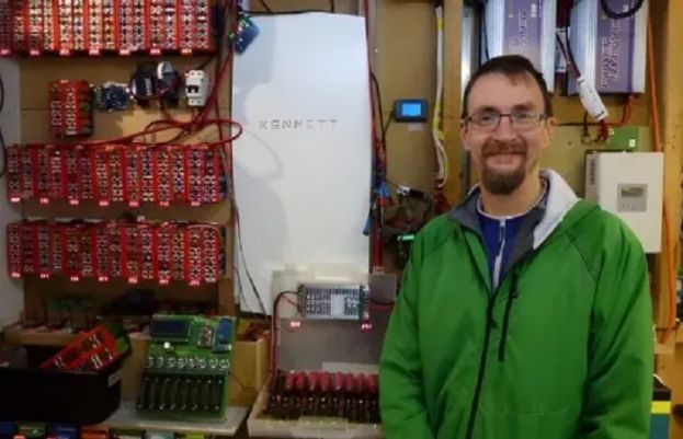 لیپ ٹاپ بیٹریز سے گھر کو 8 سال روشن رکھنے والا نوجوان