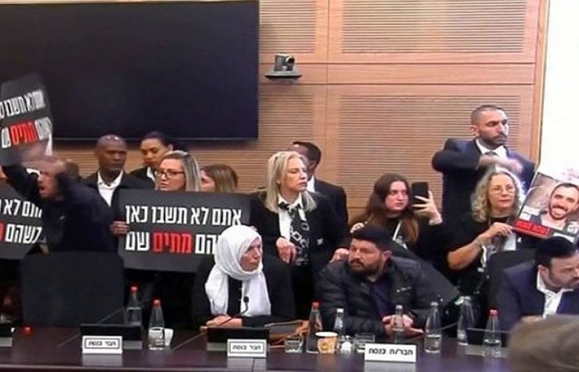 غزہ میں اسرائیلی یرغمالیوں کے لواحقین نے اسرائیلی پارلیمنٹ میں جاری اجلاس پر دھاوا بول دیا۔