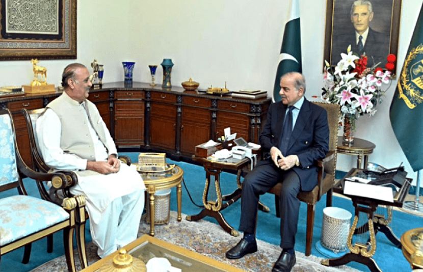 نگراں وزیراعظم کے نام پر مشاورت کے لیے تحلیل ہونے والی اسمبلی کے اپوزیشن لیڈر راجا ریاض کی وزیر اعظم ہاؤس میں شہباز شریف سے ملاقات ہوئی