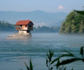 سربیا: دریا کے اندرموجود ایک گھر، رہنے کے لیئے پُراسرار اور پُرسکون جگہ