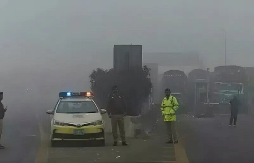 ملک کے مختلف علاقوں میں شدید دھند کے باعث ٹریفک حادثات اور آمدورفت میں شدید مشکلات کا سلسلہ جاری ہے