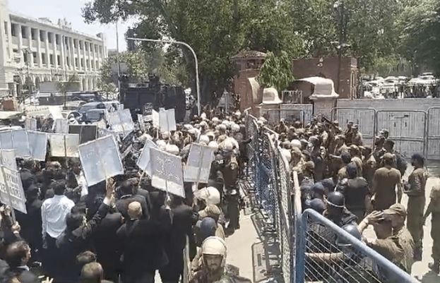 لاہور ہائی کورٹ کے باہر وکلا کا احتجاج، پولیس کی آنسو گیس کی شیلنگ