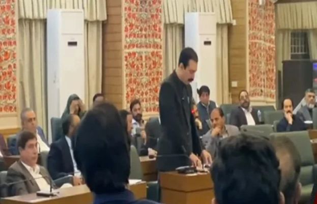 آزاد کشمیر کے نومنتخب وزیراعظم راجہ فیصل ممتاز راٹھور نے اپنے عہدے کا حلف اٹھا لیا