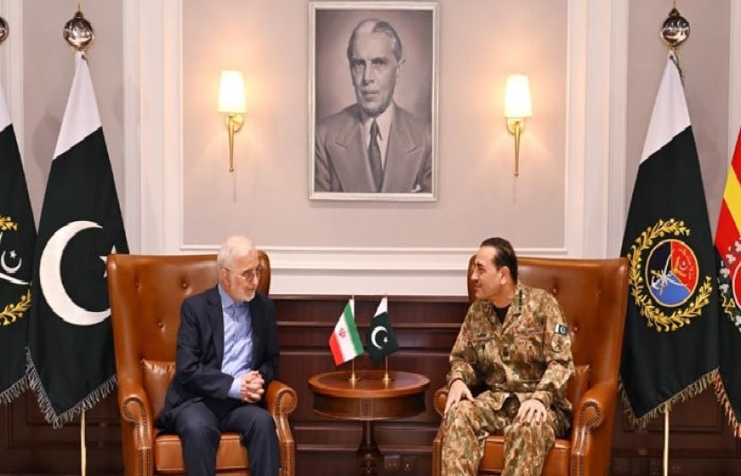 فیلڈ مارشل سید عاصم منیر سے ایرانی وزیرداخلہ اسکندر مومنی ملاقات کر رہے ہیں