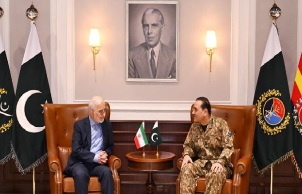 فیلڈ مارشل سید عاصم منیر سے ایرانی وزیرداخلہ اسکندر مومنی ملاقات کر رہے ہیں