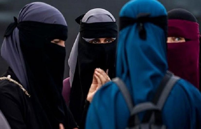  مسلم  خاتون کوحجاب اتارنے کامطالبہ