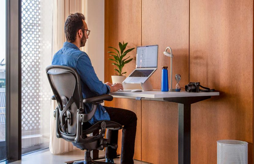 ماہرین صحت کے مطابق زیادہ دیر کرسی پر بیٹھنا سنگین طبی مسائل کو جنم دے سکتا ہے