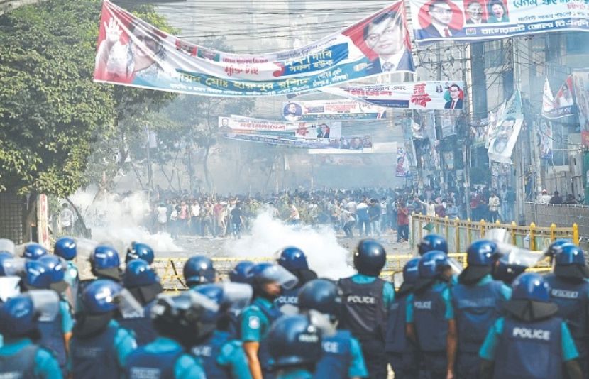بنگلہ دیش میں وزیراعظم شیخ حسینہ کے خلاف بڑے پیمانے پر احتجاجی مظاہروں میں جھڑپ کے باعث ایک اہلکار ہلاک جبکہ متعدد مظاہرین زخمی ہوگئے ہیں۔