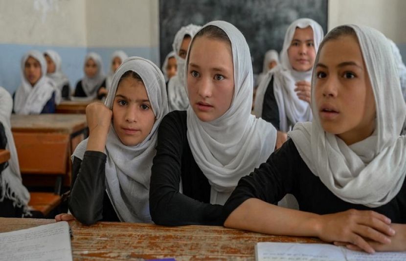 افغان طالبان نے ملک بھر میں لڑکیوں کے اسکولز کھولنے کا اعلان کر دیا