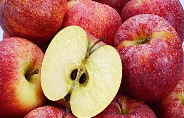 سیب ایک ایسا پھل ہے جو دنیا بھر میں بہت زیادہ کھایا جاتا ہے اور اس کی متعدد اقسام دستیاب ہیں