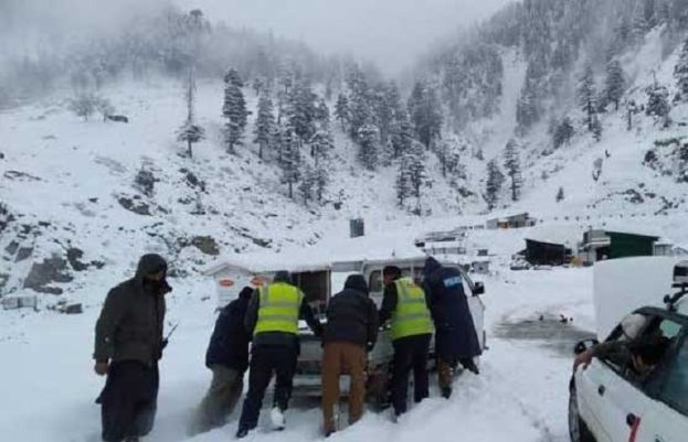 سیاح مزید گلیات کی سفر نہ کریں، شدید برفباری کے باعث روڈ سفر ممکن نہیں