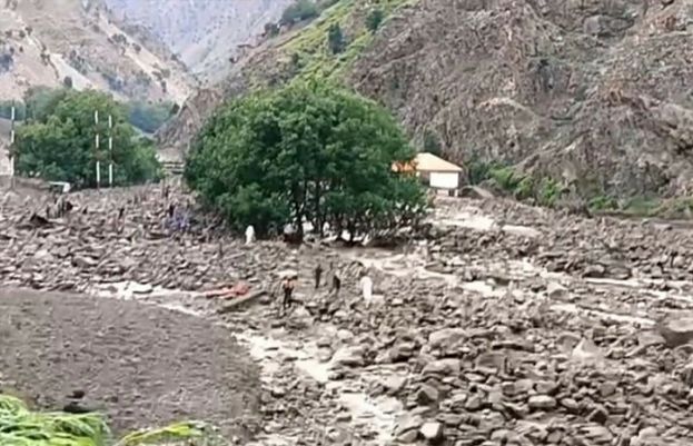 گلگت بلتستان: سیلاب سے سیاحوں کی 8 گاڑیاں بہہ گئیں، 3 جاں بحق، 15 لاپتا