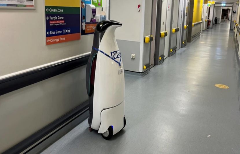 برطانوی اسپتال میں دوا پہنچانے والا پینگوئن روبوٹ