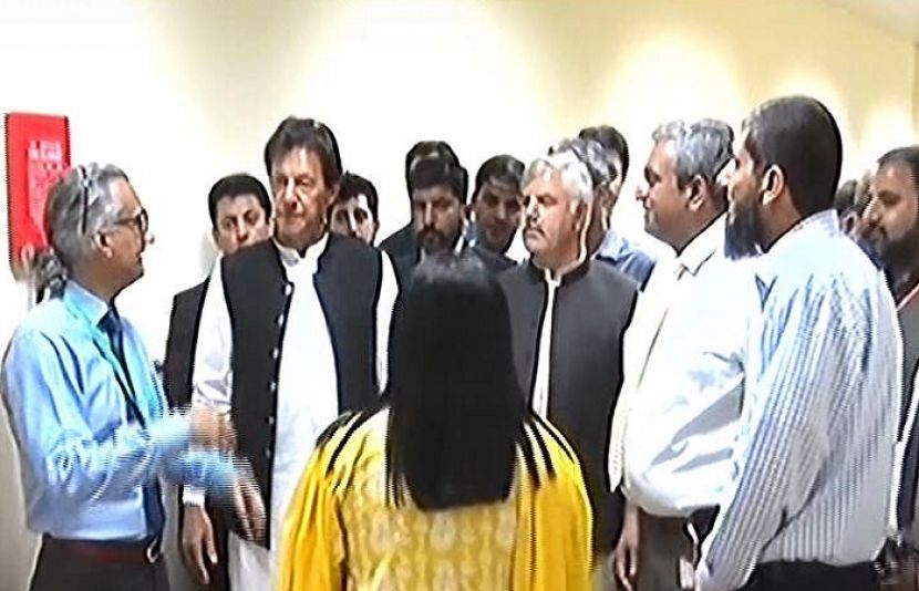 وزیرِاعظم عمران خان نےآج پشاورمیں شوکت خانم میموریل ٹرسٹ ہسپتال کے مختلف شعبوں کا دورہ کی