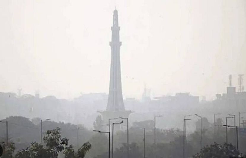 لاہور ان دنوں شدید فضائی آلودگی کی لپیٹ میں ہے، اور شہر کی فضا خطرناک حد تک آلودہ ہو چکی ہے