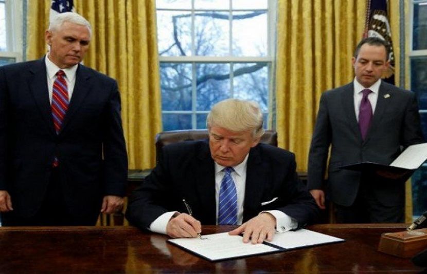 امریکہ کے نئے صدر ڈونلڈ ٹرمپ نے بحرالکاہل کے تجارتی معاہدے کی رکنیت چھوڑنے کے صدارتی حکم نامے پر دستخط کر دیے