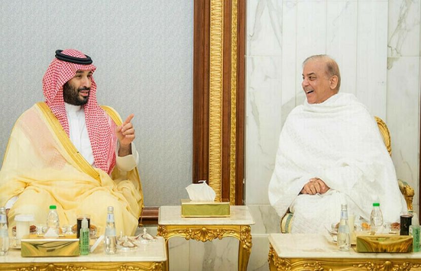 سعودی عرب کے ولی عہد و وزیراعظم محمد بن سلمان اور وزیراعظم شہبازشریف  ملاقات کر رہے ہیں