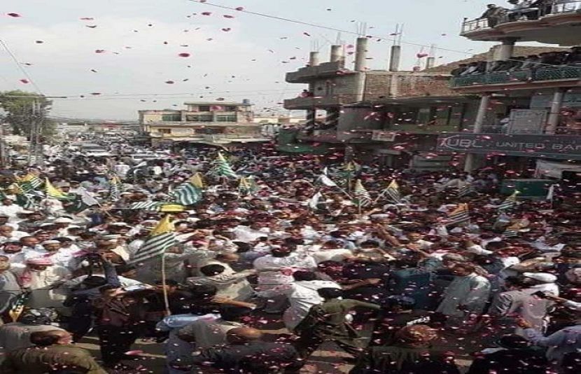  آزاد کشمیر بھر سے جموں کشمیر لبریشن فرنٹ کی کال پر قافلے مظفرآباد پہنچ گئے ہیں