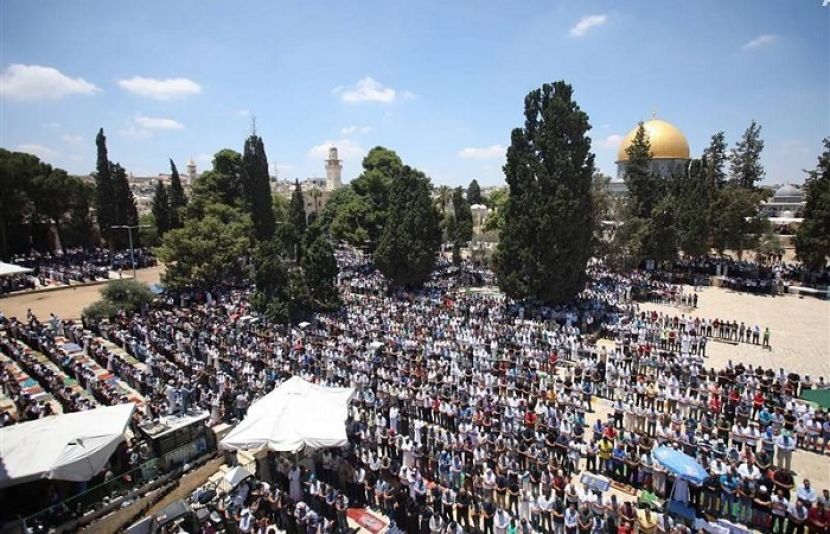 جمعتہ الوداع میں ایک لاکھ پچاس ہزار فلطینیوں کی مسجدِاقصٰی میں نماز کی ادائیگی