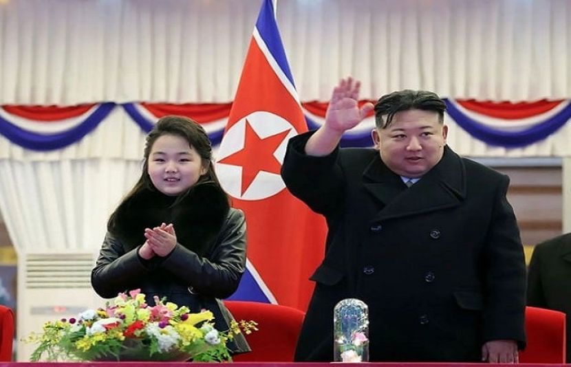  شمالی کوریا کے حکمراں کم جونگ اُن اور ان کی 10 سالہ بیٹی ’کِم جو اے‘