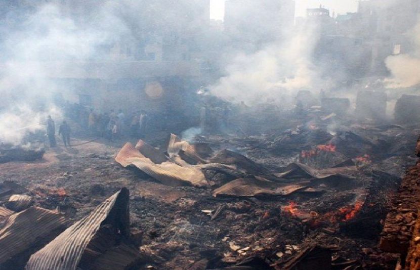 کراچی کے علاقے شیر شاہ کباڑی مارکیٹ کی دکانوں میں آگ لگ گئی اور دیکھتے ہی دیکھتے آگ شدت اختیار کرگئی۔