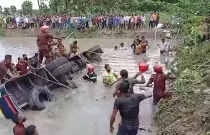 بنگلا دیش میں مسافر بس ایک خطرناک موڑ کاٹتے ہوئے ڈرائیور سے بے قابو ہوکر تالاب میں گر کر ڈوب گئی۔