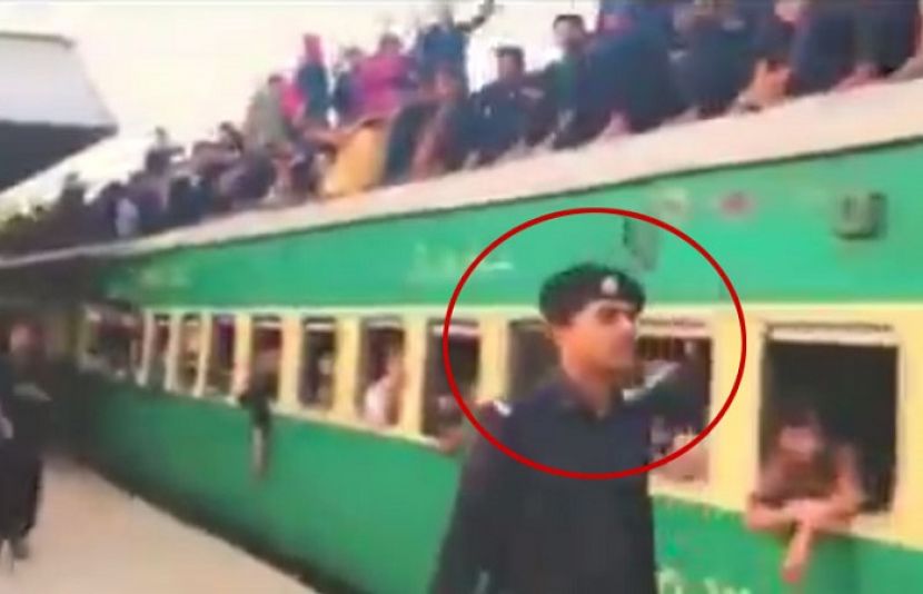 سندھ پولیس کے کانسٹیبل نے ٹرین سے گرنے والے نوجوان کی جان بچائی