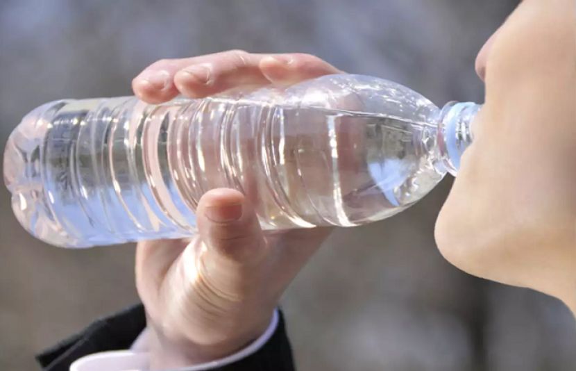 پلاسٹک کی بوتل سے پانی پینے کا یہ نقصان معلوم ہے؟
