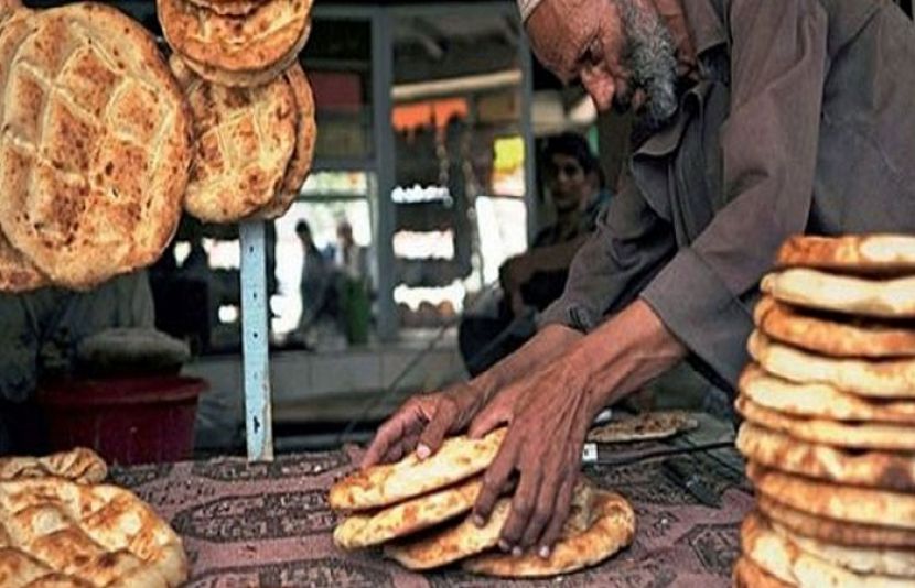 پشاور میں نان بائیوں نے روٹی کی قیمت میں 5 روپے کا اضافہ کردیا۔