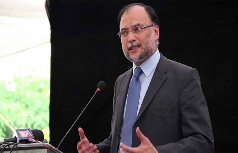 وفاقی وزیر منصوبہ بندی احسن اقبال کا کہنا ہے کہ فیلڈ مارشل عاصم منیر بھر پور عسکری طاقت سےسرحدوں کی حفاظت کررہے ہیں