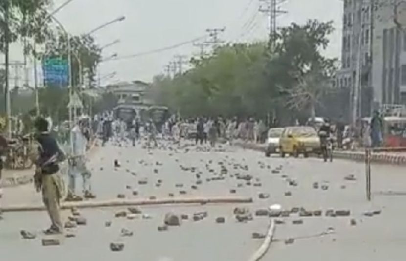 پشاور میں آٹے کی مفت تقسیم کے دوران پولیس اور شہریوں میں جھڑپیں