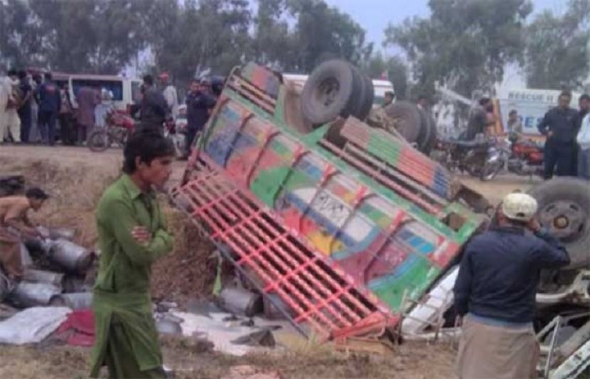 لاہور: ٹرک الٹنے سے 7 افراد جاں بحق جبکہ 25 سے زائد زخمی