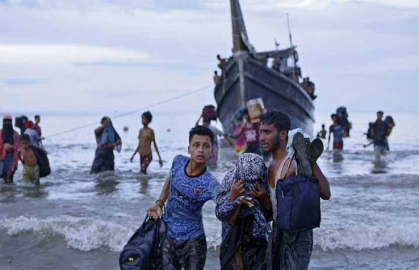 انڈونیشیا کے ساحل پر روہنگیا پناہ گزینوں کی کشتی الٹ گئی