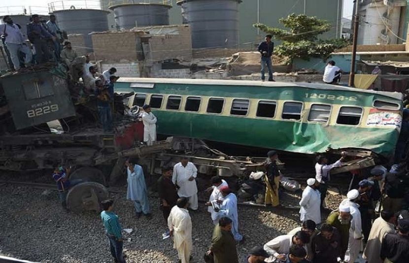 حیدرآباد میں پٹھان گوٹھ کے قریب دو ٹرینوں میں تصادم کے نتیجے میں متعدد افراد کی ہلاکتوں کا خدشہ ظاہر کیا جارہا ہے۔