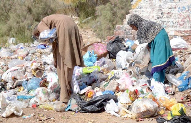 کراچی میں سڑک پر کچرا پھینکنے والے شخص کو گرفتار کرلیا گیا