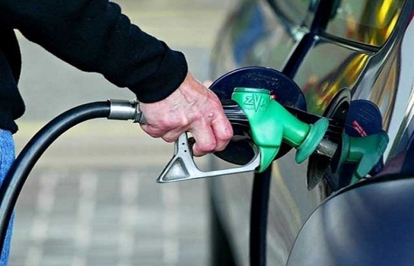 حکومت نے پیٹرول کی قیمت میں 15 روپے فی لیٹر کمی کردی گئی ہے۔