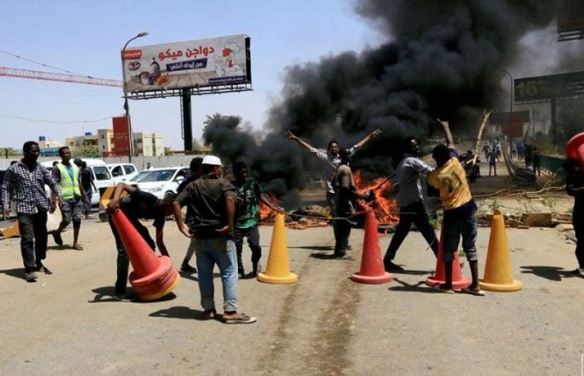 سوڈان میں اقتدار پر لڑائی میں مظاہرے پھوٹ پڑے ہیں
