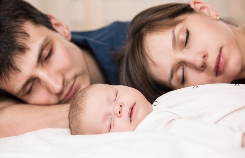 بچوں کی پیدائش کے بعد جوڑے کی نیند متاثر ہوتی ہے تاہم اس کا زیادہ اثر ماں پر مرتب ہوتا ہے۔
